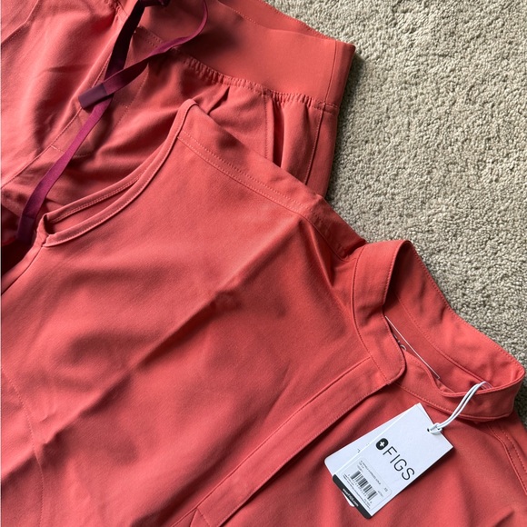 Figs set  Alexandria wide leg small red and Rafaela oversized top XS hibiscus - Picture 3 of 4